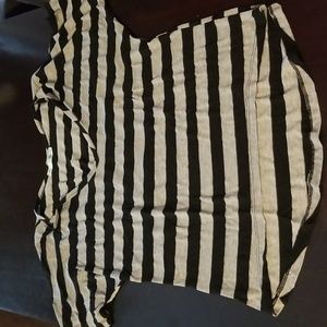 Womens Maurcies short sleeved black & gray top